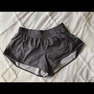 Lululemon size 4 Hotty hot 2.5 in short